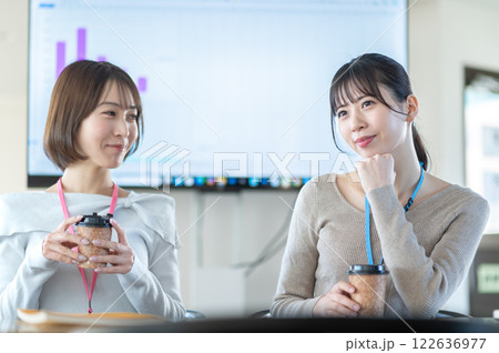 資料を持ちながら打合せをする若いビジネスウーマン 122636977