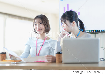 資料を持ちながら打合せをする若いビジネスウーマン 122636979