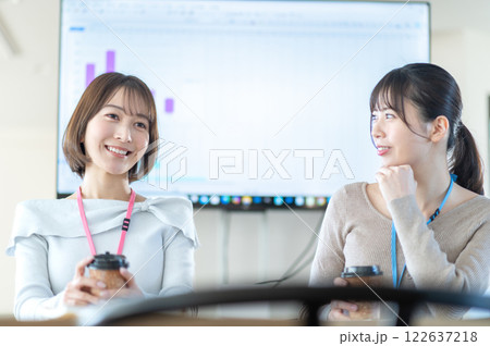 モニターの前で雑談する若いビジネスウーマン 122637218