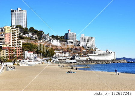 熱海市　熱海サンビーチの砂浜と宿泊施設 122637242