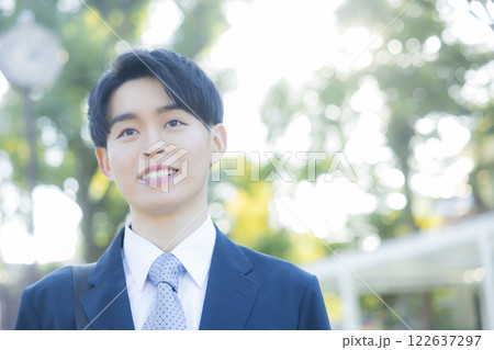 スーツを着た男性 スーツを着た男性 122637297