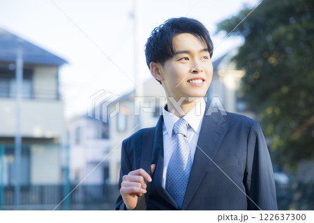 スーツを着た男性　 122637300