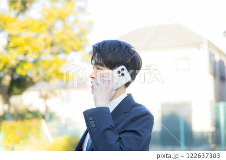 スーツを着た男性　 122637303