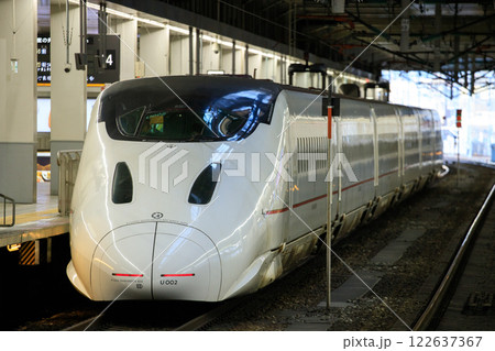博多駅に停車中の新幹線800系電車（JR九州） 122637367