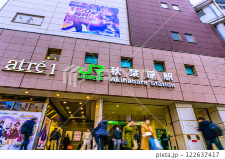 日本の東京都市景観 2月。インバウンド続く…外国人観光客らで賑わう秋葉原＝令和7年2月5日 122637417