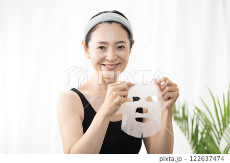 パックを持って微笑む女性 122637474