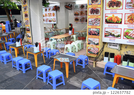 ベトナム 屋外まで机と椅子を広げた食堂 ベトナム 屋外まで机と椅子を広げた食堂 122637782