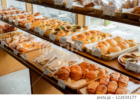 ベーカリーショップ、パン屋、店頭に並ぶパン ベーカリーショップ、パン屋、店頭に並ぶパン 122638177