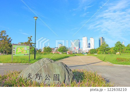 愛知県名古屋市、米野公園と名古屋駅前超高層ビル群の風景 122638210