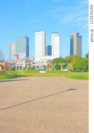 愛知県名古屋市、米野公園と名古屋駅前超高層ビル群の風景 122638266
