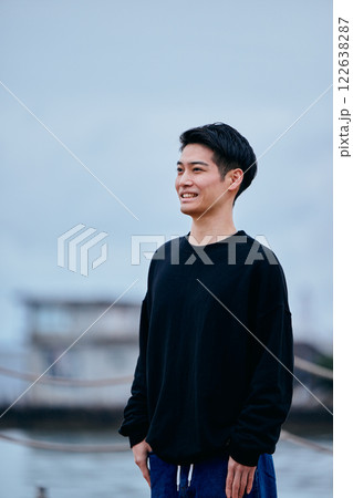 遠くを見つめる20代の若い男性 遠くを見つめる20代の若い男性 122638287