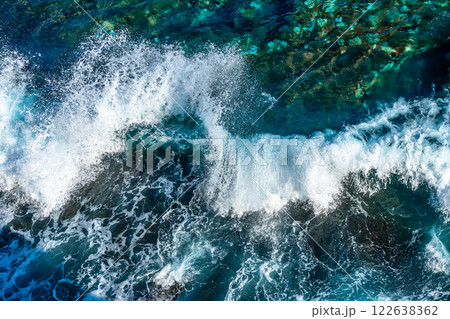 青い海の波 122638362