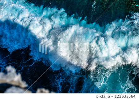 青い海と波しぶき 122638364