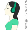 ヘッドホンで音楽を聴く女性 122638376