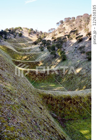 初春の山中城址からは雪を戴いた富士山が望める 122638385