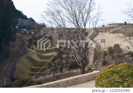 初春の山中城址からは雪を戴いた富士山が望める 122638390