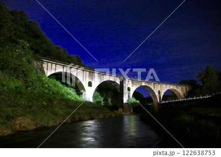 めがね橋・夜・星空（岩手県・遠野市） 122638753
