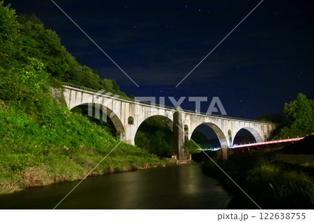 めがね橋・夜・星空（岩手県・遠野市） 122638755