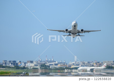 着陸する飛行機 着陸する飛行機 122638810