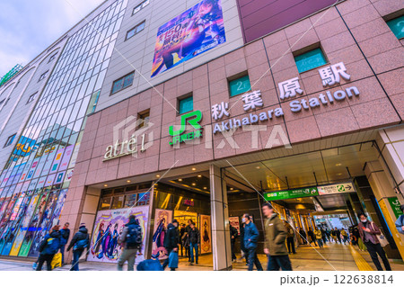 日本の東京都市景観 2月。(外国人観光客らで賑わう)ラジオ会館がある秋葉原駅・電気街改札=5日 日本の東京都市景観 2月。(外国人観光客らで賑わう)ラジオ会館がある秋葉原駅・電気街改札=5日 122638814