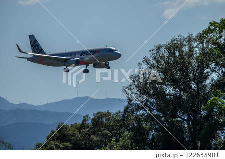 着陸する旅客機 122638901