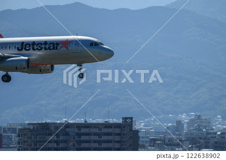 着陸する旅客機 122638902