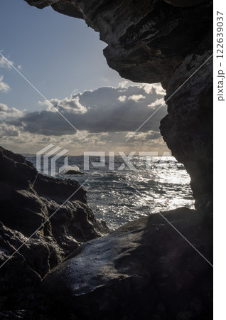 城ヶ島の景勝地　馬の背同門 122639037