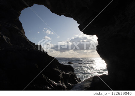 城ヶ島の景勝地　馬の背同門 122639040