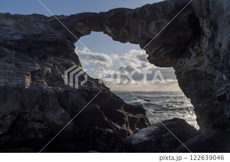 城ヶ島の景勝地　馬の背同門 122639046