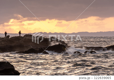 夜明の城ヶ島と釣り人 122639065