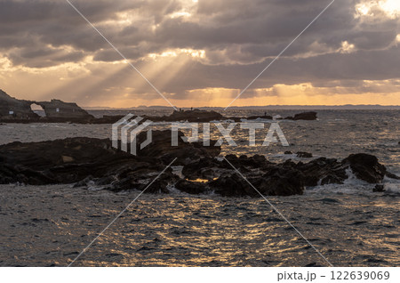城ヶ島磯の夜明と薄明光線 城ヶ島磯の夜明と薄明光線 122639069