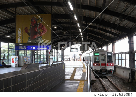 大師前駅に停車中の東武大師線10050系電車 122639094