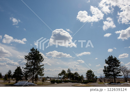 雪が残る公園と青空に浮かぶ雲 122639124