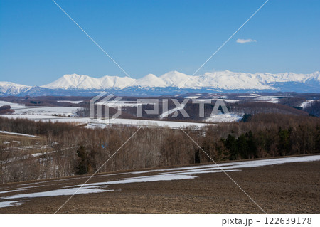 春の残雪の畑と雪山　十勝岳連峰 122639178