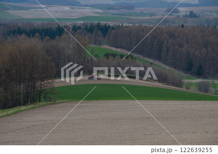 春の畑作地帯の農作業 春の畑作地帯の農作業 122639255