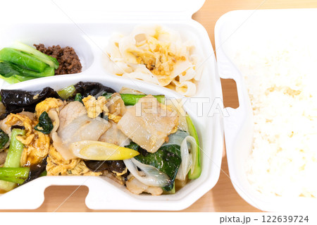 美味しい中華料理の豚肉と野菜のたまご炒めとライス 美味しい中華料理の豚肉と野菜のたまご炒めとライス 122639724