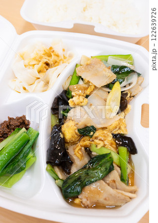 美味しい中華料理の豚肉と野菜のたまご炒めとライス 美味しい中華料理の豚肉と野菜のたまご炒めとライス 122639726