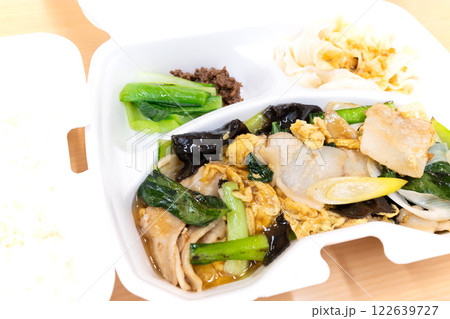 美味しい中華料理の豚肉と野菜のたまご炒めとライス 122639727