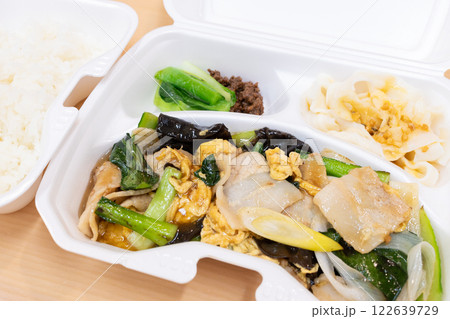 美味しい中華料理の豚肉と野菜のたまご炒めとライス 美味しい中華料理の豚肉と野菜のたまご炒めとライス 122639729