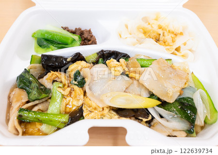 美味しい中華料理の豚肉と野菜のたまご炒め 122639734