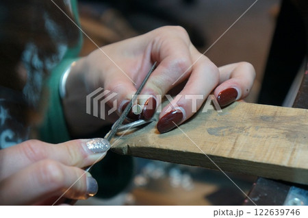 彫金工房で作業する職人 122639746
