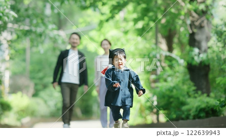 制服を着た3歳の男の子と両親 122639943