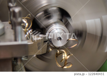 The lathe machine rough cut the metal shaft parts. The lathe machine rough cut the metal shaft parts. 122640431