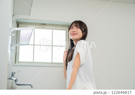洗面台の鏡で肌を確認する日本人女性 洗面台の鏡で肌を確認する日本人女性 122640617