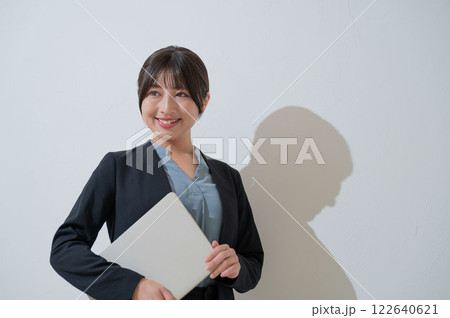 パソコンを持って微笑む日本人ビジネスウーマン 122640621