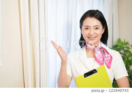 ファイルを持って微笑むエステティシャン 122640743