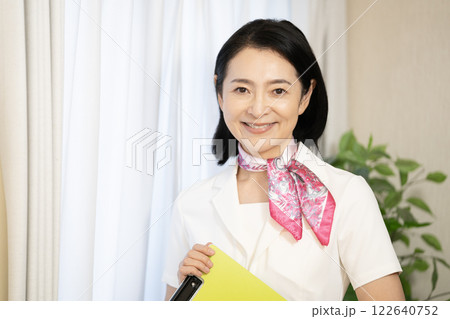ファイルを持って微笑むエステティシャン 122640752