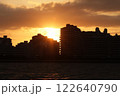 ビルの間から見える夕日 122640790