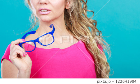 Attractive fashion woman holds glasses Attractive fashion woman holds glasses 122641984