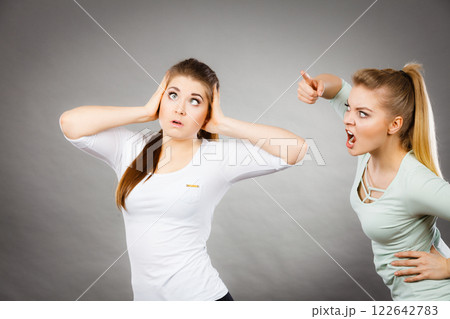 Two women having argue 122642783